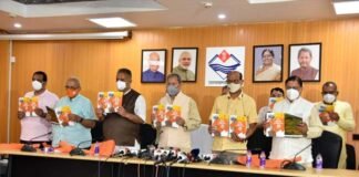 तीरथ सरकार के 100 दिन: मुख्यमंत्री ने विकास पुस्तिका “सेवा, समर्पण और विश्वास के 100 दिन” का विमोचन किया। 100 days of CM Tirath