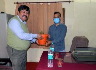 CDO आशीष भटगांई ने प्रसार प्रशिक्षण केन्द्र पौड़ी द्वारा संचालित कार्यक्रमों को लेकर अधिकारियों एवं कार्मिकों के साथ की चर्चा CDO Ashish Bhatgai