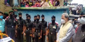 मुख्यमंत्री ने शहीद जवान मनदीप नेगी के गांव पहुंचकर उनको दी श्रद्धांजलि, अंतिम यात्रा में उमड़ा जनसैलाब CM Tirath paid tribute to martyr Mandeep Negi