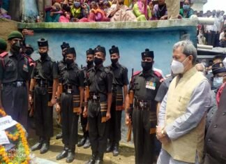 मुख्यमंत्री ने शहीद जवान मनदीप नेगी के गांव पहुंचकर उनको दी श्रद्धांजलि, अंतिम यात्रा में उमड़ा जनसैलाब CM Tirath paid tribute to martyr Mandeep Negi