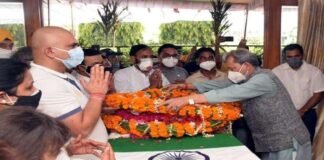 मुख्यमंत्री ने हल्द्वानी पहुंचकर इंदिरा हृदयेश को दी श्रद्धांजलि, अंतिम दर्शन के लिए स्वराज आश्रम रखा गया है पार्थिव शरीर CM paid tribute to Indira Hridayesh