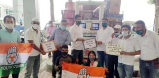 बढ़ती महँगाई व पेट्रोल डीजल के दामों की बेतहाशा बढ़ोतरी के विरोध में कांग्रेस व युवा कांग्रेस ने पौड़ी में किया प्रदर्शन Congress demonstrated against the hike in petrol and diesel prices