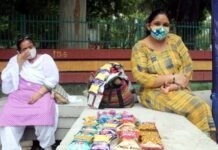 उत्तराखंड : 24 स्वर्ण पदक जीत चुकी देश की पहली दिव्यांग निशानेबाज आज सड़क पर नमकीन-बिस्कुट बेचकर कर रही है गुजरा Shooter-Dilraj-Kaur-dehradun