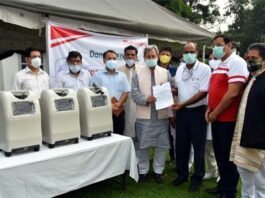 मुख्यमंत्री को सीएसआर के तहत महिन्द्रा ग्रुप ने सौंपे ऑक्सीजन कन्सन्ट्रेटर्स Mahindra Group handed over oxygen concentrators