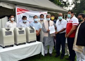 मुख्यमंत्री को सीएसआर के तहत महिन्द्रा ग्रुप ने सौंपे ऑक्सीजन कन्सन्ट्रेटर्स Mahindra Group handed over oxygen concentrators