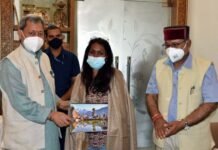 उत्तरकाशी जनपद की पर्वतारोही सविता कंसवाल ने मुख्यमंत्री तीरथ सिंह रावत से की भेंट Mountaineer Savita Kanswal