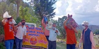 राष्ट्रीय पुरानी पेंशन बहाली संयुक्त मोर्चा द्वारा पौड़ी के कोठार गाँव में जरुरतमंदों को बांटे गए राशन किट Ration kits distributed by NOPRUF