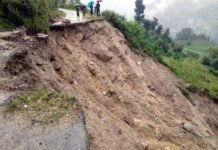 पौड़ी जनपद में भारी बारिश के चलते 82 मोटरमार्गों पर ठप हुआ यातायात Traffic-stalled-on-82-motor