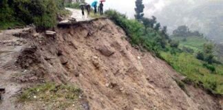 पौड़ी जनपद में भारी बारिश के चलते 82 मोटरमार्गों पर ठप हुआ यातायात Traffic-stalled-on-82-motor