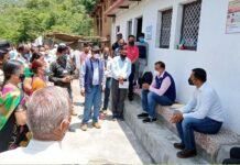 पौड़ी गढ़वाल : घोस्ट विलेज हो चुका गाँव फिर से हुआ आबाद, कोरोना की लहरों ने बीस साल बाद वापस लौटाया अपनी थाती-माटी में chaundli-village-pauri