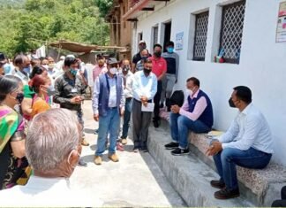 पौड़ी गढ़वाल : घोस्ट विलेज हो चुका गाँव फिर से हुआ आबाद, कोरोना की लहरों ने बीस साल बाद वापस लौटाया अपनी थाती-माटी में chaundli-village-pauri