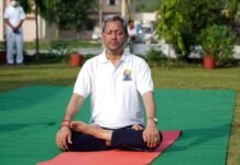 अंतरराष्ट्रीय योग दिवस पर मुख्यमंत्री तीरथ सिंह रावत ने किया योगाभ्यास cm-tirath-yoga