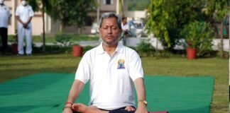 अंतरराष्ट्रीय योग दिवस पर मुख्यमंत्री तीरथ सिंह रावत ने किया योगाभ्यास cm-tirath-yoga