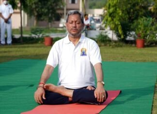 अंतरराष्ट्रीय योग दिवस पर मुख्यमंत्री तीरथ सिंह रावत ने किया योगाभ्यास cm-tirath-yoga