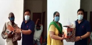 ब्लॉक प्रमुख महेन्द्र राणा ने देवीखेत जसपुर में बांटे कोरोना बचाव किट corona rescue kit in Devikhet Jaspur