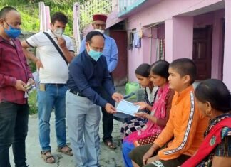 कोरोना महामारी जान गवां चुके शिक्षक स्व. विमल किशोर जुयाल को धनराशि एकत्रित कर दी गई श्रद्धांजलि imal Kishore Juyal
