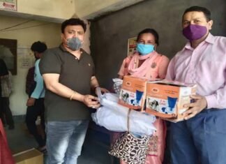 द्वारीखाल में ब्लॉक प्रमुख महेन्द्र राणा ने फ्रन्ट लाइन वर्कर को दिए कोरोना बचाव किट mahendra-rana-corona-kit