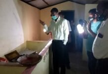 पौड़ी गढ़वाल : देर रात ग्राम सभा भ्रमण पर पहुंचे डीएम ने लालटेन के सहारे किया विकास कार्यो का निरीक्षण pauri-dm-vijay-jogdande