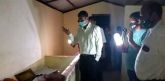 पौड़ी गढ़वाल : देर रात ग्राम सभा भ्रमण पर पहुंचे डीएम ने लालटेन के सहारे किया विकास कार्यो का निरीक्षण pauri-dm-vijay-jogdande