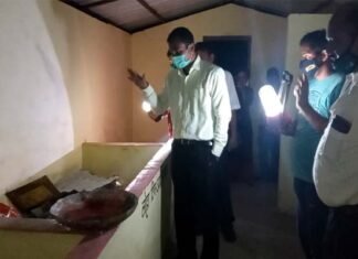 पौड़ी गढ़वाल : देर रात ग्राम सभा भ्रमण पर पहुंचे डीएम ने लालटेन के सहारे किया विकास कार्यो का निरीक्षण pauri-dm-vijay-jogdande