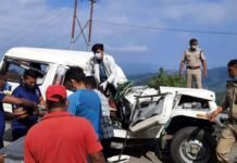 उत्तराखंड : मैक्स वाहन के ऊपर पहाड़ से गिरा पत्थर, एक की मौत 4 लोग घायल Stone fell from mountain on top of Max vehicle in Uttarakhand, one killed, 4 injured