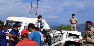 उत्तराखंड : मैक्स वाहन के ऊपर पहाड़ से गिरा पत्थर, एक की मौत 4 लोग घायल Stone fell from mountain on top of Max vehicle in Uttarakhand, one killed, 4 injured