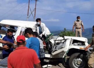 उत्तराखंड : मैक्स वाहन के ऊपर पहाड़ से गिरा पत्थर, एक की मौत 4 लोग घायल Stone fell from mountain on top of Max vehicle in Uttarakhand, one killed, 4 injured