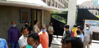 ग्रेटर नोएडा : कोरोना काल में फीस कम किए जाने की मांग को लेकर अभिभावकों ने स्कूल गेट पर किया प्रदर्शन urduline school fees strike