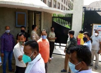 ग्रेटर नोएडा : कोरोना काल में फीस कम किए जाने की मांग को लेकर अभिभावकों ने स्कूल गेट पर किया प्रदर्शन urduline school fees strike