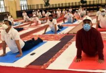 अंतर्राष्ट्रीय योग दिवस पर जनपद पौड़ी में जिलाधिकारी से लेकर ग्रामीण क्षेत्रों में सैकड़ों लोगों ने किया योगाभ्यास yoga-on-International-Yoga-day