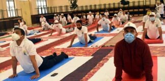 अंतर्राष्ट्रीय योग दिवस पर जनपद पौड़ी में जिलाधिकारी से लेकर ग्रामीण क्षेत्रों में सैकड़ों लोगों ने किया योगाभ्यास yoga-on-International-Yoga-day