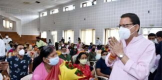 सीएम पुष्कर सिंह धामी ने जनता दर्शन हॉल में जन समस्याओं को सुना। CM Dhami listened public problems