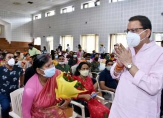 सीएम पुष्कर सिंह धामी ने जनता दर्शन हॉल में जन समस्याओं को सुना। CM Dhami listened public problems