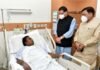 विधायक देशराज कर्णवाल से मैक्स अस्पताल दिल्ली में मिले सीएम धामी, जाना हालचाल