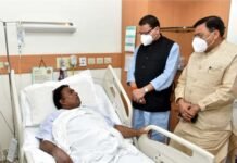 विधायक देशराज कर्णवाल से मैक्स अस्पताल दिल्ली में मिले सीएम धामी, जाना हालचाल