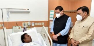 विधायक देशराज कर्णवाल से मैक्स अस्पताल दिल्ली में मिले सीएम धामी, जाना हालचाल