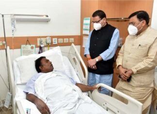 विधायक देशराज कर्णवाल से मैक्स अस्पताल दिल्ली में मिले सीएम धामी, जाना हालचाल