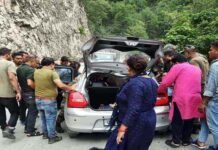 उत्तराखंड : नैनीताल के बाद अब तोताघाटी (ऋषिकेश-श्रीनगर मार्ग) में भी चलती कार पर गिरा विशाल पत्थर accident-tota-ghati