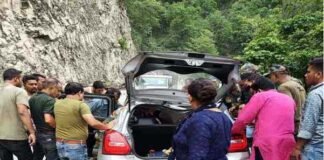 उत्तराखंड : नैनीताल के बाद अब तोताघाटी (ऋषिकेश-श्रीनगर मार्ग) में भी चलती कार पर गिरा विशाल पत्थर accident-tota-ghati