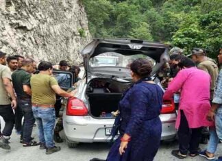 उत्तराखंड : नैनीताल के बाद अब तोताघाटी (ऋषिकेश-श्रीनगर मार्ग) में भी चलती कार पर गिरा विशाल पत्थर accident-tota-ghati
