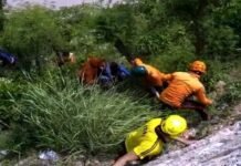 रुद्रप्रयाग : बदरीनाथ हाईवे पर गहरी खाई में गिरी कार, तीन को बचाया, एक की मौत, दो लापता, खोजबीन जारी car accident in rudrprayag
