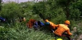 रुद्रप्रयाग : बदरीनाथ हाईवे पर गहरी खाई में गिरी कार, तीन को बचाया, एक की मौत, दो लापता, खोजबीन जारी car accident in rudrprayag