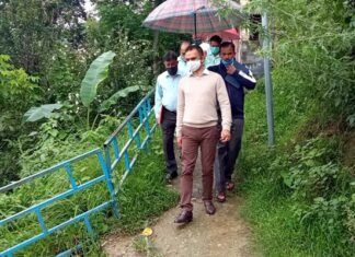 सीडीओ आशीष भटगांई ने कोट ब्लॉक का किया स्थलीय निरीक्षण : काश्तकारों को कीवी की पौध तथा पॉलीहाउस जल्द उपलब्ध कराने के दिए निर्देश