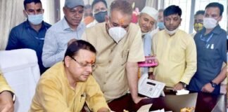 मुख्यमंत्री धामी ने कैंप कार्यालय में पूजा अर्चना के बाद की शासकीय कार्यों की शुरुआत cm-dham-camp-office-dehradun