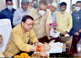 मुख्यमंत्री धामी ने कैंप कार्यालय में पूजा अर्चना के बाद की शासकीय कार्यों की शुरुआत cm-dham-camp-office-dehradun