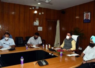 सीएम धामी ने उच्चाधिकारियों व जिलाधिकारियों के साथ कोविड-19 से बचाव पर की समीक्षा CM Dhami reviews the prevention of covid-19 through video conferencing with high officials