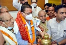 मुख्यमंत्री ने हरकी पैड़ी हरिद्वार में की मां गंगा की पूजा अर्चना, संत महात्माओं को किया सम्मानित cm-dhami-ganga-pooja