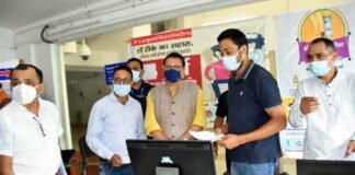 मुख्यमंत्री पुष्कर सिंह धामी ने सचिवालय में चल रहे कोविड टीकाकरण कैंप का किया निरीक्षण covid-vaccination-centre