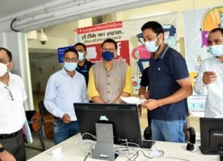 मुख्यमंत्री पुष्कर सिंह धामी ने सचिवालय में चल रहे कोविड टीकाकरण कैंप का किया निरीक्षण covid-vaccination-centre