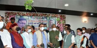 हरेला पर्व को धूमधाम से मनाएगी धामी सरकार, मुख्यमंत्री ने विधायको को दिए पौधे harela